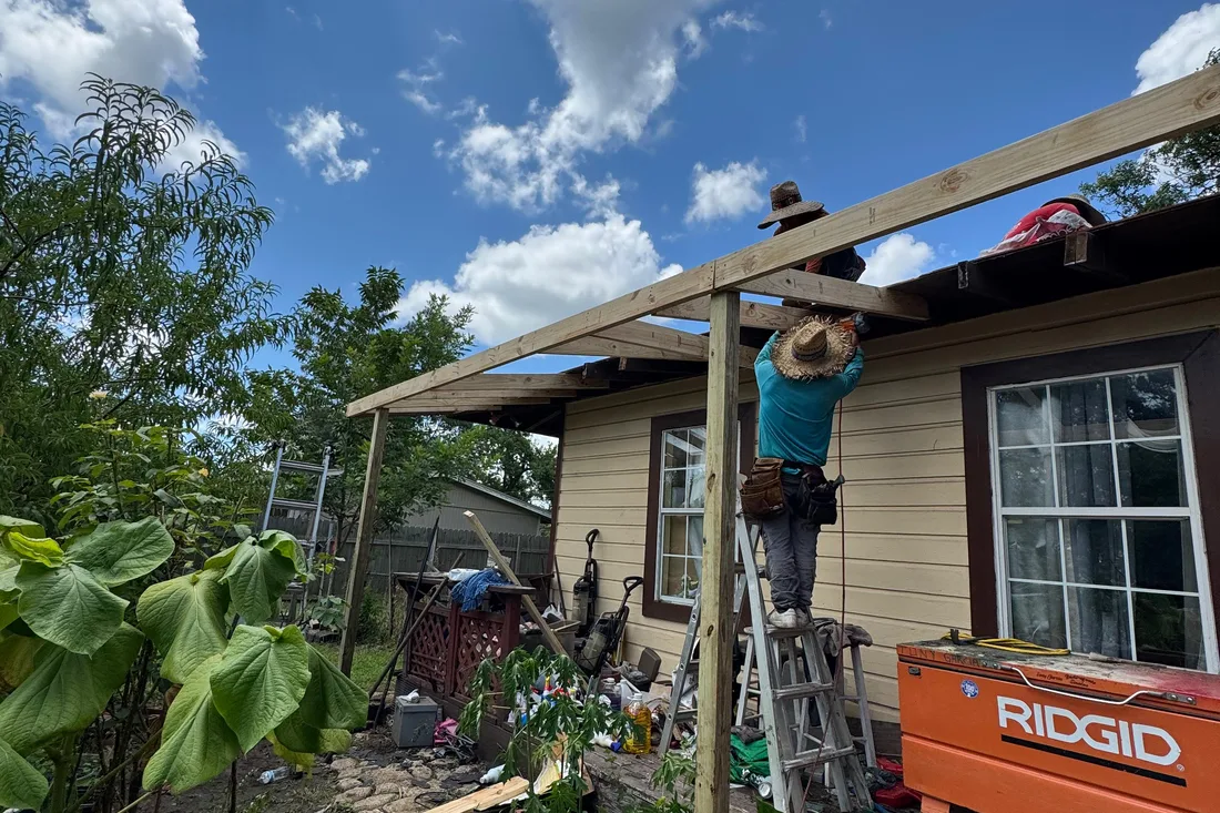 Stilo crew working on a Houston-area home