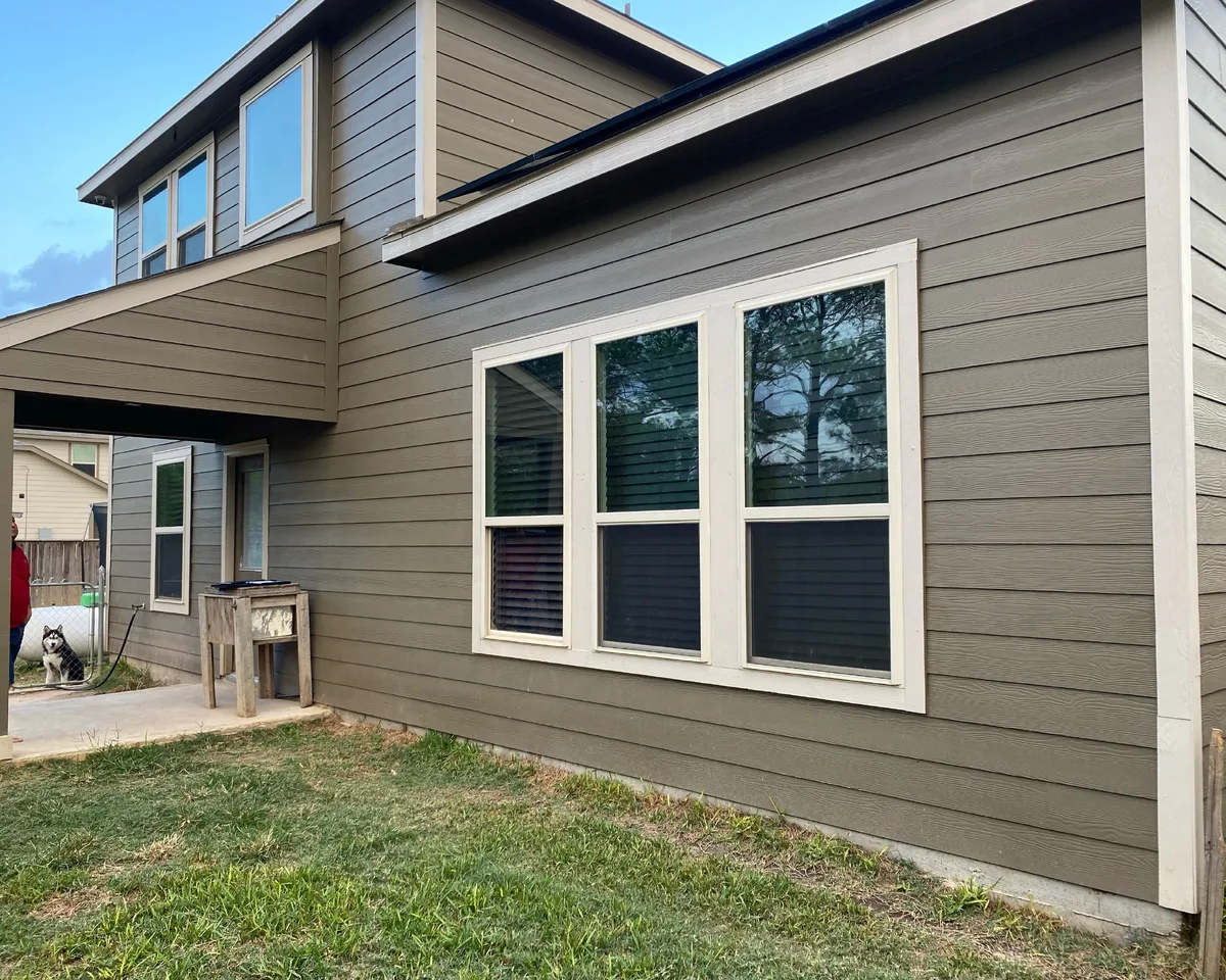Exterior de casa en Houston con siding y ventanas nuevas instaladas por Stilo
